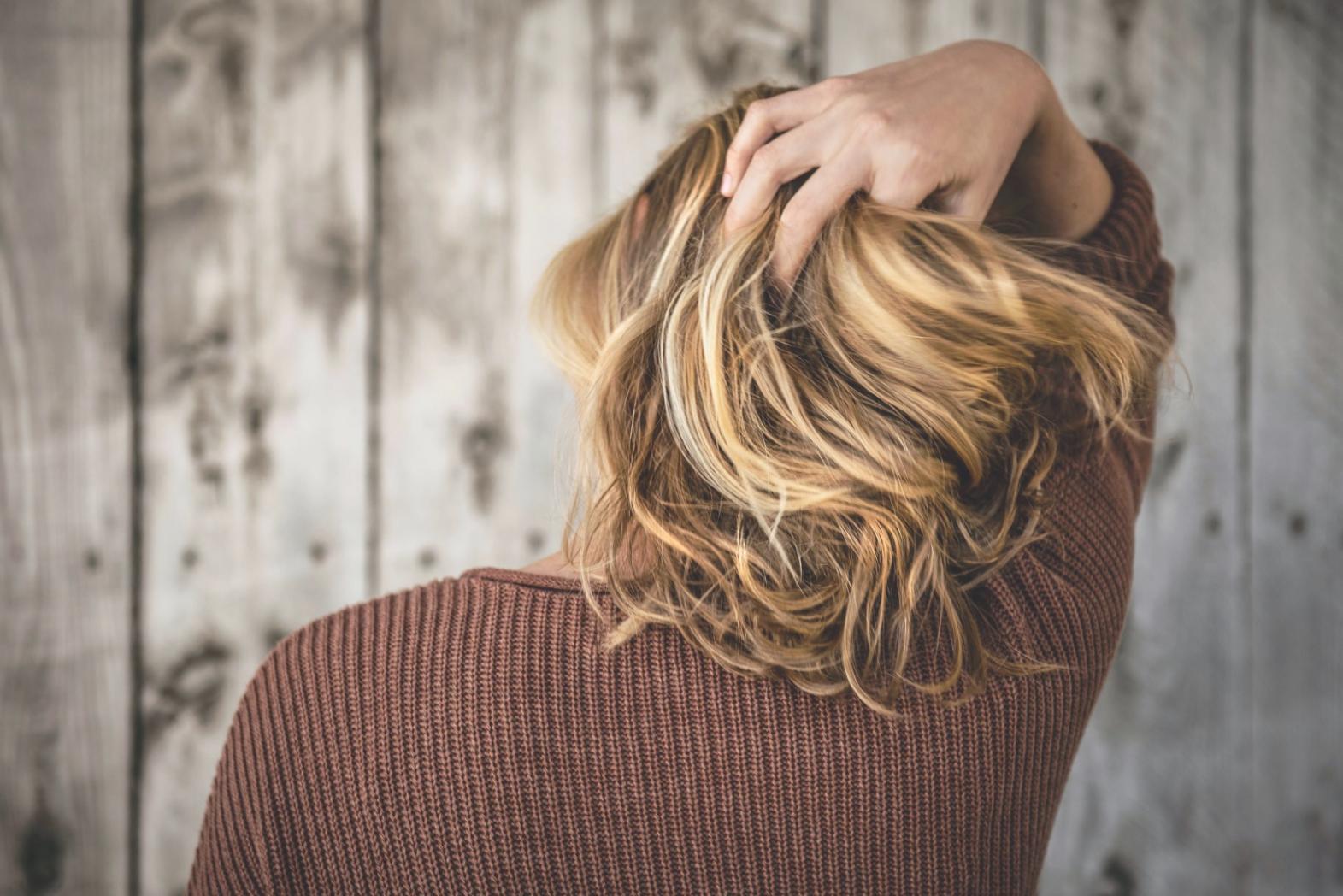 Esempio di acconciatura da sposa con decorazioni floreali