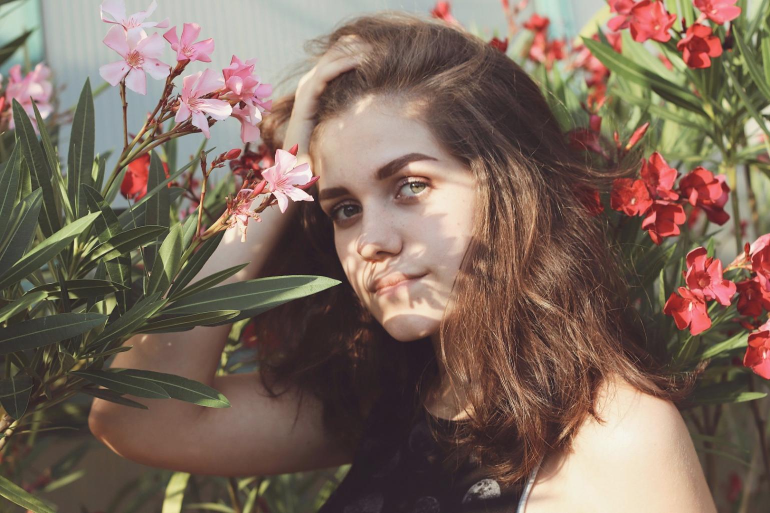 Acconciatura da sposa elegante con dettagli floreali